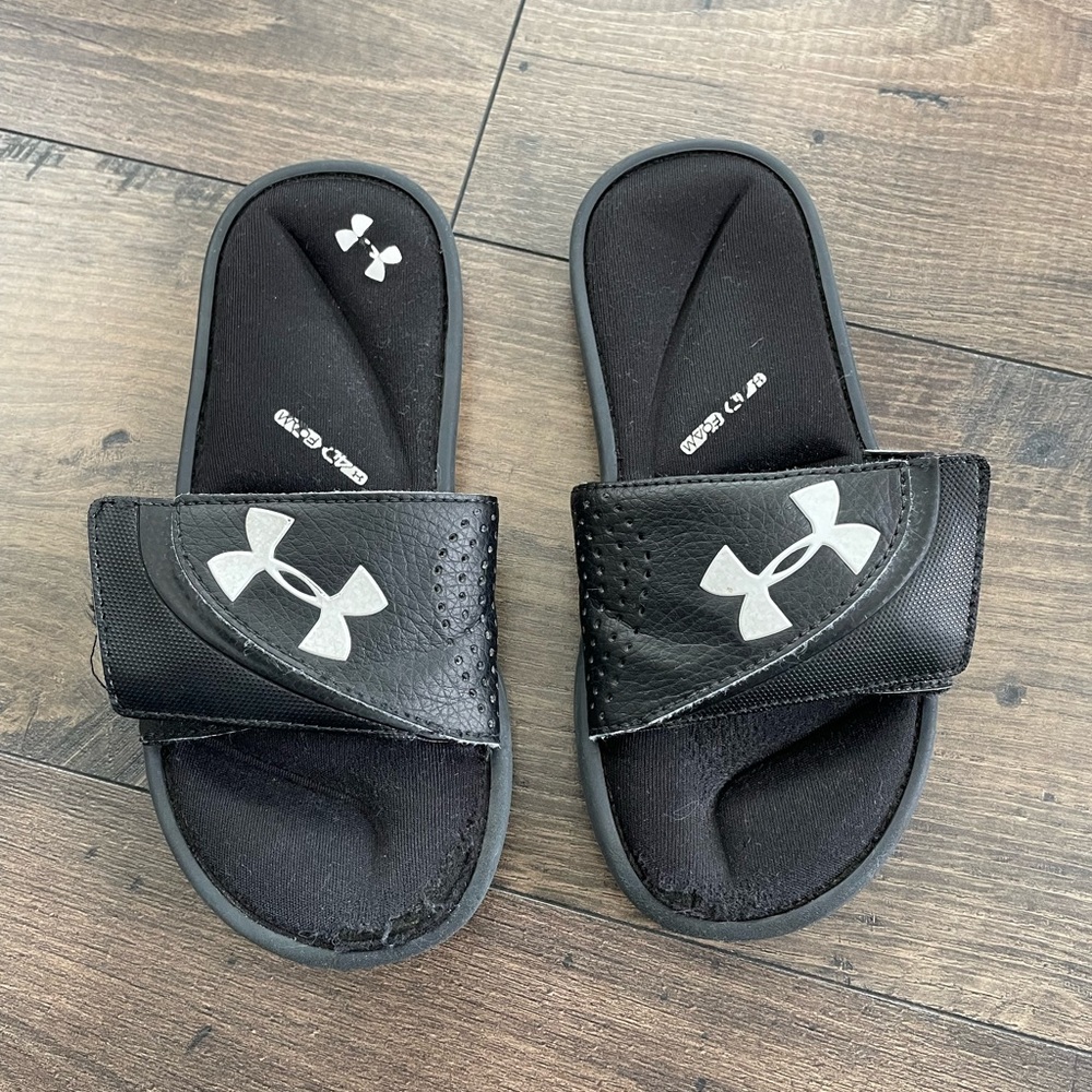 UNDER ARMOUR • Youth slides • Size 3